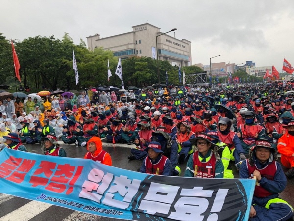 민주노총이 주최하는 전국노동자대회가 26일 오후 4시부터 울산 동구 현대중공업 정문 앞에서 6천여 명이 참가한 가운데 열렸다