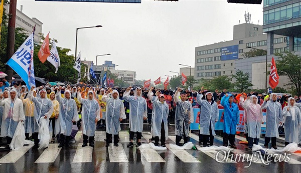  민주노총은 6월 26일 오후 울산 현대중공업 정문 앞에서 “현대중공업 주총 무효, 대우조선 재벌 특혜 매각 철회, 조선업종 구조조정 저지, 전국 노동자대회”를 열었다.