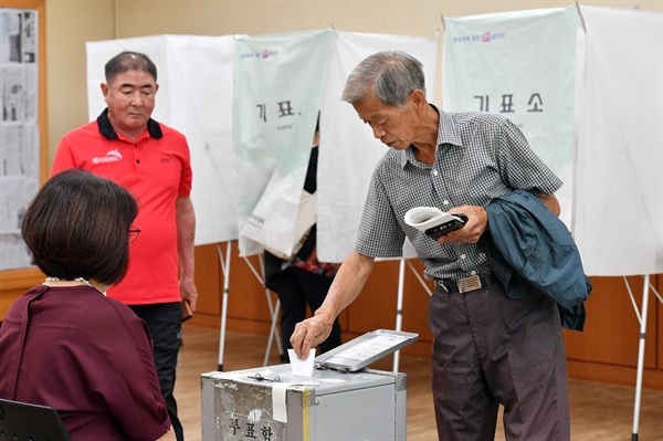 수원시(시장 염태영) 평동·행궁동 주민 추천운영위원회는 25일 평동·행궁동 행정복지센터 대회의실에서 각각 동장 후보자 토론회·주민 투표를 열고, 김상길 사무관(평동)과 민효근 사무관(행궁동)을 동장 대상자로 선발했다. 사진은 평동 주민추천인단이 투표를 하고 있는 모습.