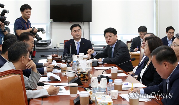 장제원 자유한국당 의원이 26일 오후 서울 여의도 국회에서 열린 정치개혁 제1소위에 참석해 공직선거법 일부개정법률안에 대한 논의에 앞서 김종민 소위원장의 회의 통보에 대해 유감을 표하고 있다.