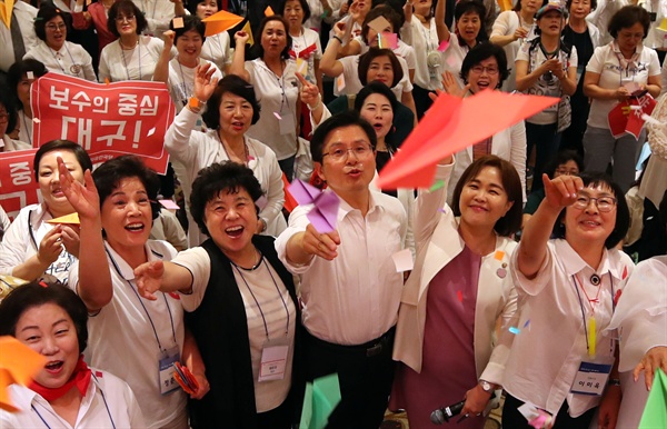 자유한국당 황교안 대표가 26일 서울 서초구 더케이호텔서울에서 열린 한국당 우먼 페스타에서 참석자들과 희망의 종이비행기를 날리고 있다