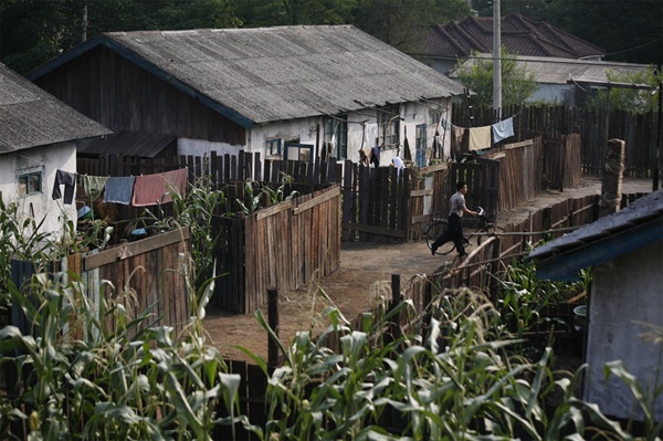 영화 <크로싱>(감독 김태균, 2008)에 나오는 북중 국경지대 마을 모습.