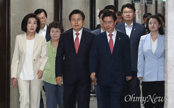 자유한국당 황교안 대표와 나경원 원내대표 등 지도부들이 27일 오전 서울 여의도 국회에서 열린 최고위원회의에 참석하고 있다.