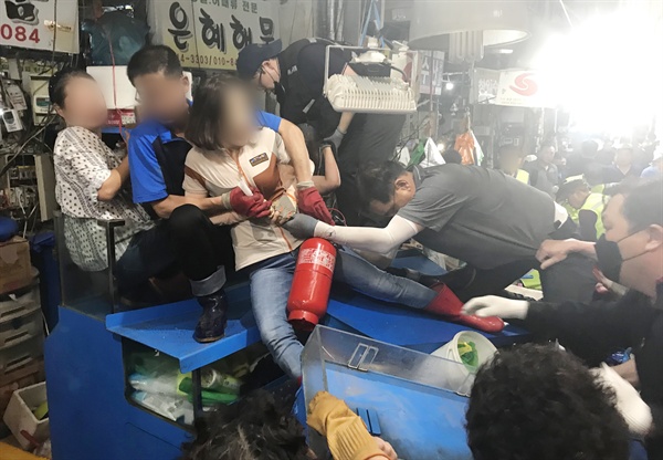 지난 2019년 6월 27일 서울 동작구 구 노량진수산시장에서 법원 집행인력과 수협 측 직원들이 수산물 판매장 내 점포를 대상으로 7차 명도집행을 하고 있다. 