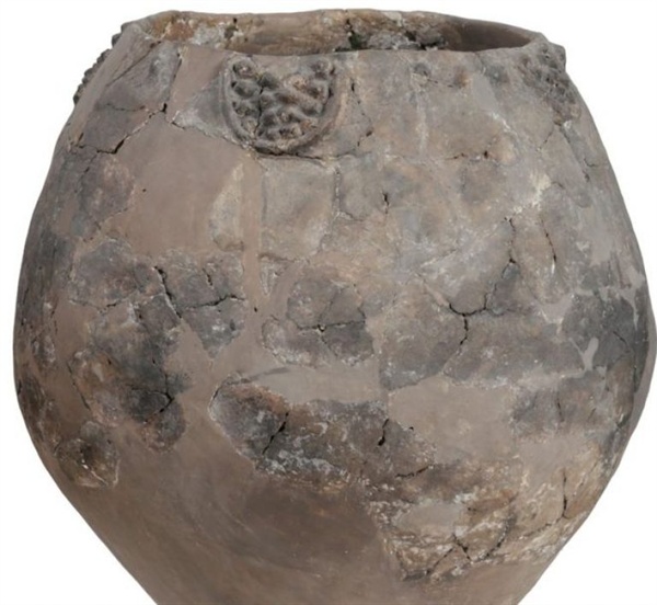    조지아 신석기 시대 유적지인 슐라베리산에서 발견된 기원전 6000년전에 제작된 크베브리. 현존하는 최고의 크베브리이다. 