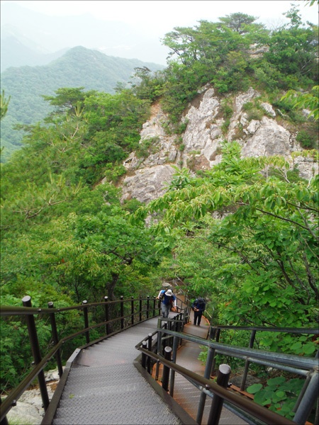     삼불봉(775m) 정상으로 오르는 계단에서.