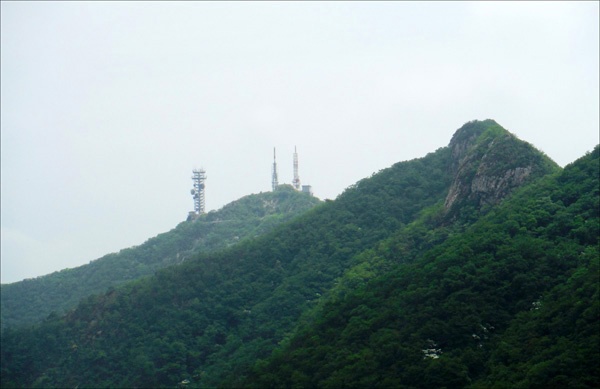     계룡산 주봉, 천황봉. 군사시설 보호구역으로 일반인의 출입이 금지되어 있다. 