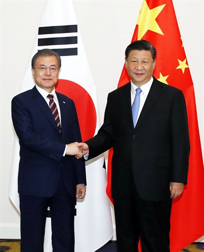 G20(주요 20개국) 정상회의 참석차 일본을 방문한 문재인 대통령이 6월 27일 오후 오사카 웨스틴호텔에서 시진핑 중국 국가주석과 회담하기에 앞서 악수하고 있다.