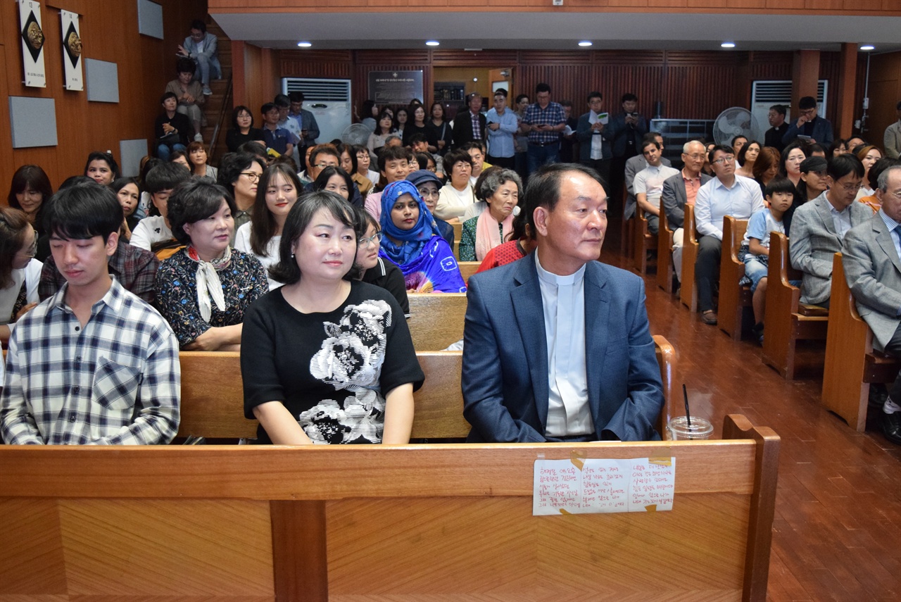 남양주 마석에서 한센인과 이주민을 위해 30년간 일한 이정호 신부가 마지막 모임에 앉아 있다.