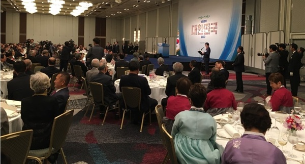27일 오후 7시 오사카 뉴오타니 호텔에서 열린 만찬 간담회에 우리나라 사람들이 한복을 입고 참가하기도 했습니다.