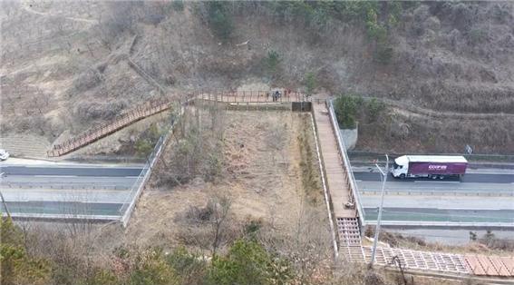  국도 19호선에 있는 구례 용방생태통로. 생태통로(야생동물의 길)를 훼손하며 구례군이 설치한 보행로(사람의 출입을 유도한) 시설 (2019년 1월 23일 드론 촬영).