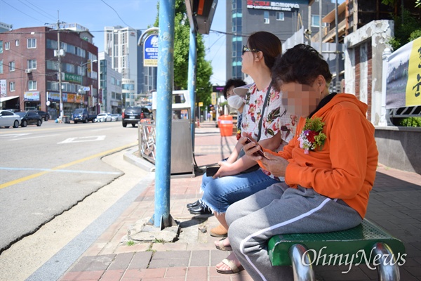 고성 산불 이재민 함(79, 여)씨 할머니가 지난 5월 8일 속초 한전지사 앞 시위를 마치고 버스 정류장에서 홀로 버스를 기다리고 있다.