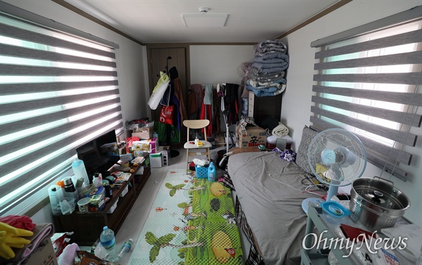 지난 6월 26일, 한 고성 산불 이재민의  7평 짜리 컨테이너 집 내부 모습.
