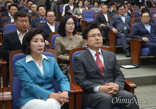 자유한국당 황교안 대표와 나경원 원내대표 등 소속 의원들이 6월 28일 오전 서울 여의도 국회에서 열린 의원총회에 참석해 회의 시작을 기다리고 있다.