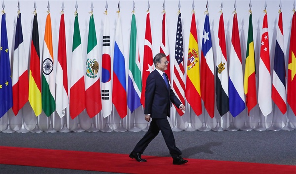 문재인 대통령이 28일 오전 인텍스 오사카에서 열린 G20 정상회의 공식환영식에 입장하고 있다.