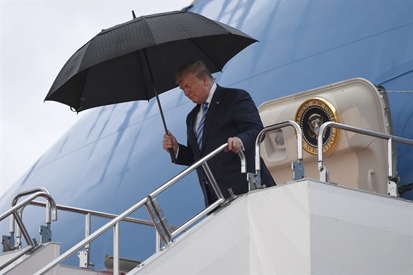 (오사카 AP=연합뉴스) 도널드 트럼프 미국 대통령이 주요 20개국(G20) 정상회의에 참석하기 위해 27일 일본 오사카 국제공항에 도착, 전용기 에어포스원에서 내리고 있다. 