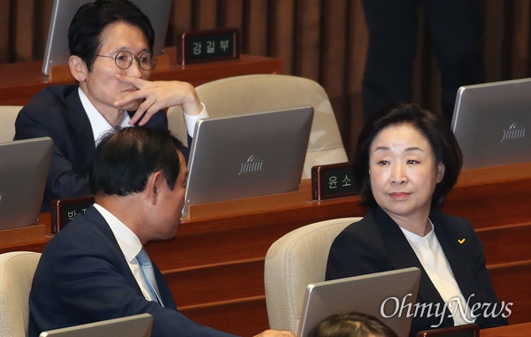 심상정 정의당 의원이 28일 오후 서울 여의도 국회에서 열린 본회의에 참석해 장병완 민주평화당 의원과 이야기를 나누고 있다.