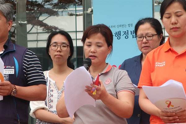 스텔라데이지호 가족대책위가 외교부를 상대로 행정소송을 제기했다. 고 김용균씨의 어머니 김미숙씨가 연대발언을 했다.