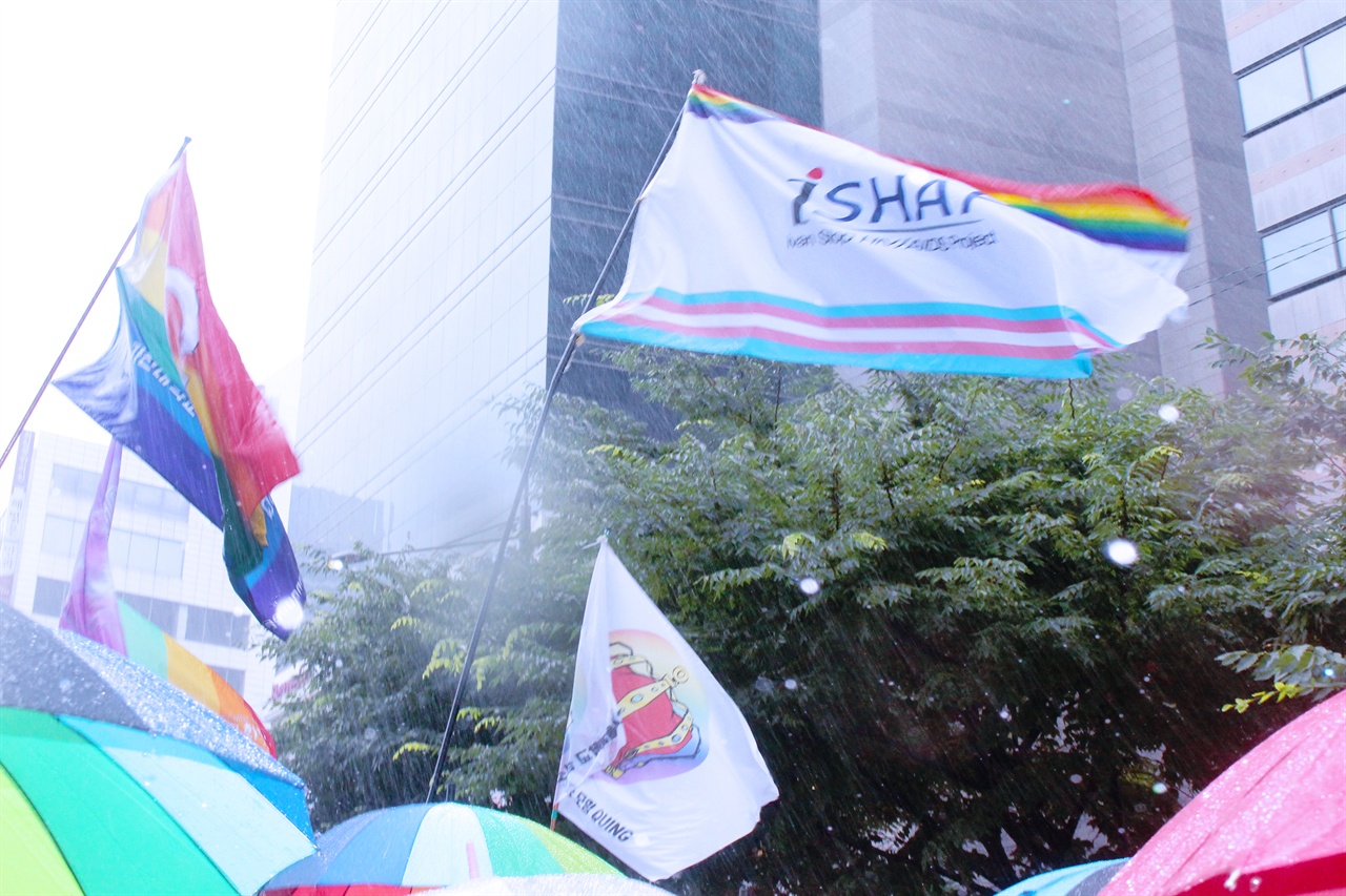 대구 퀴어 문화축제'자긍심 퍼레이드' 거센 비바람에도 휘날리는 각 인권단체의 무지개 깃발