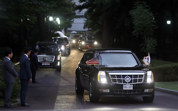 트럼프 미국 대통령이 29일 오후 문재인 대통령과의 만찬을 위해 전용차량인 '더 비스트'(The Beast)로 불리는 전용 리무진 '캐딜락 원'을 타고 청와대에 도착하고 있다.