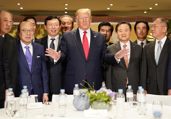 도널드 트럼프 미국 대통령이 30일 그랜드 하얏트 호텔에서 열린 한국 경제인 간담회에서 국내 주요 그룹 총수들과 대화하고 있다.