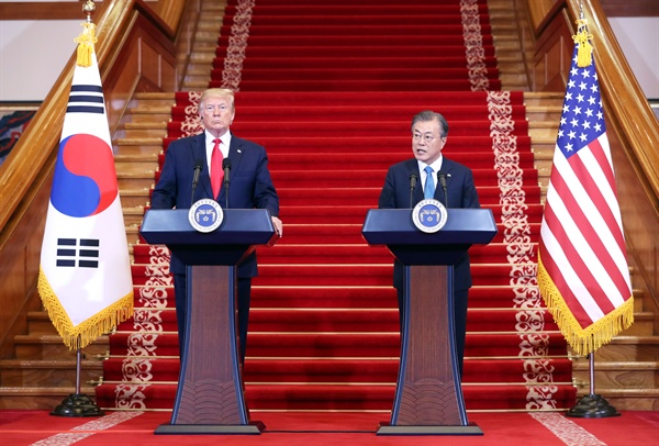 문재인 대통령과 도널드 트럼프 미국 대통령이 30일 오후 청와대에서 공동기자회견을 하고 있다.