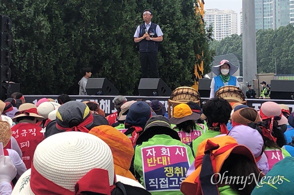 김명환 민주노총 위원장이 30일 오후 경부고속도로 서울요금소에서 열린 수납원 집회에 참석해 발언하고 있다.