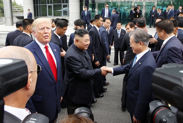 문재인 대통령이 30일 오후 도널드 트럼프 미국대통령과 판문점을 방문해 김정은 북한 국무위원장을 만나고 있다.