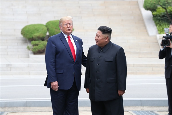 도널드 트럼프 미국 대통령과 북한 김정은 국무위원장이 지난 6월 30일 오후 판문점 군사분계선에서 만나 대화하고 있다.
