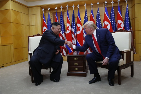 도널드 트럼프 미국 대통령과 북한 김정은 국무위원장이 6월 30일 오후 판문점 자유의 집에서 만나고 있다