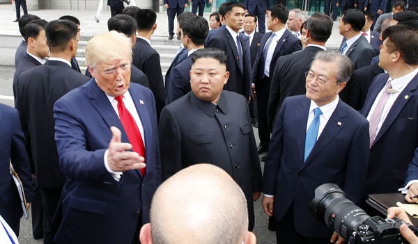 2019년 6월 30일 판문점. 왼쪽부터 도널드 트럼프 미국 대통령, 김정은 북한 국무위원장, 문재인 대한민국 대통령. 