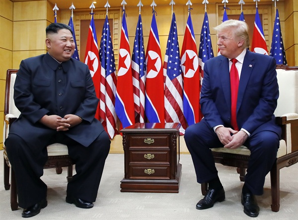 도널드 트럼프 미국 대통령과 북한 김정은 국무위원장이 30일 오후 판문점 자유의 집에서 만나 대화하고 있다