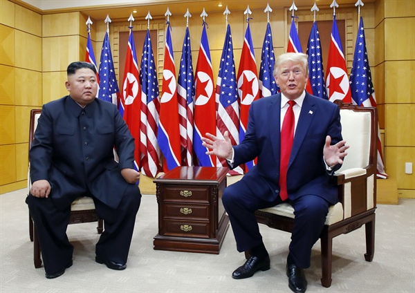 도널드 트럼프 미국 대통령과 북한 김정은 국무위원장이 6월 30일 오후 판문점 자유의 집에서 만나 대화하고 있는 모습.