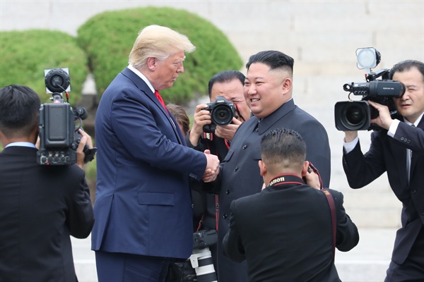 지난 6월 30일 오후 도널드 트럼프 미국 대통령과 북한 김정은 국무위원장이 판문점 군사분계선 북측 지역에서 만나 인사한 뒤 남측 지역으로 향하고 있다.