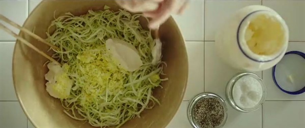 영화 '리틀 포레스트'에서 극중 김태리가 만들어 먹은 양배추 샌드위치(사진은 영화 스틸컷)
