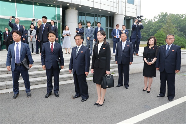 김여정 북한 노동당 제1부부장 등이 2019년 6월 30일 판문점 자유의 집 앞에서 남북미 정상의 만남을 지켜보고 있다.