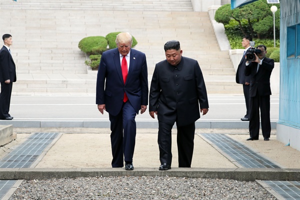 도널드 트럼프 미국 대통령과 북한 김정은 국무위원장이 지난 6월 30일 오후 판문점 군사분계선 북측 지역에서 인사한 뒤 남측으로 향하고 있는 모습. 