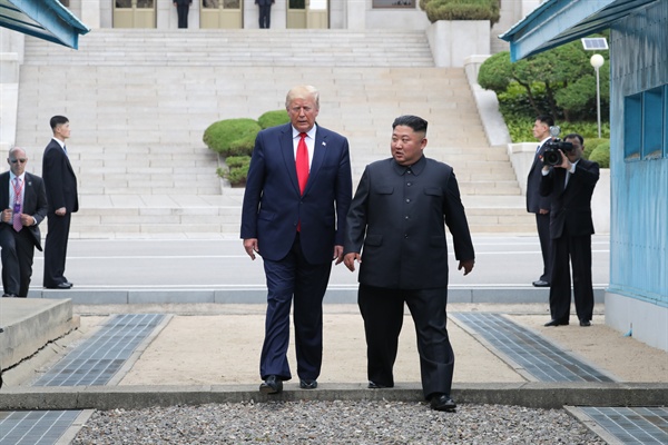 도널드 트럼프 미국 대통령과 북한 김정은 국무위원장이 30일 오후 판문점 군사분계선 북측 지역에서 인사한 뒤 남측으로 향하고 있다.
