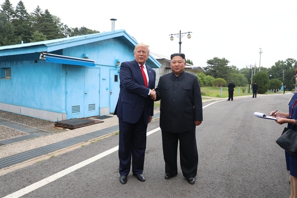 도널드 트럼프 미국 대통령과 북한 김정은 국무위원장이 6월 30일 오후 판문점 자유의 집 앞에서 만나 악수하고 있다.