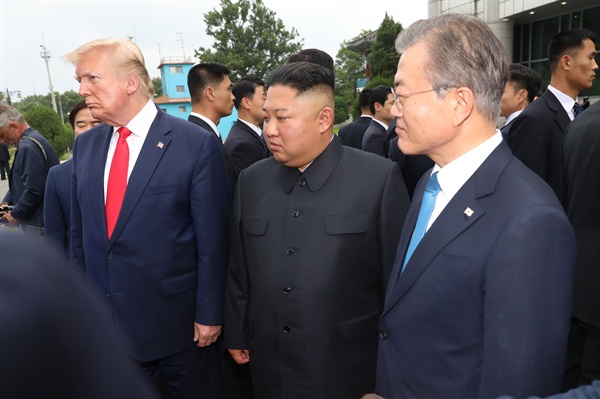 문재인 대통령과 도널드 트럼프 미국 대통령이 6월 30일 오후 판문점 군사분계선 남측 자유의 집 인근에서 북한 김정은 국무위원장과 만나고 있다.