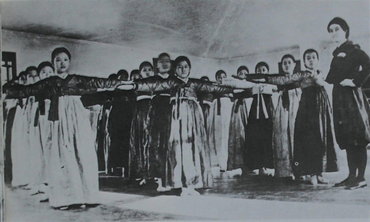 이화학당 무용단 연습 모습(1910년대 초)