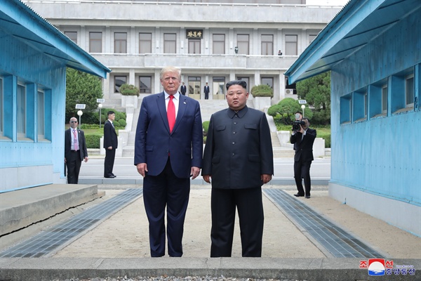 도널드 트럼프 미국 대통령과 김정은 북한 국무위원장이 지난 6월 30일 오후 판문점 군사분계선 앞에서 포즈를 취하고 있다.