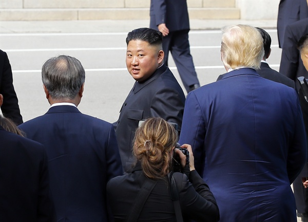 북한 김정은 국무위원장이 6월 30일 오후 판문점에서 문재인 대통령과 도널드 트럼프 미국 대통령의 배웅을 받으며 군사분계선을 넘어 북측으로 돌아가다 뒤돌아보고 있다.