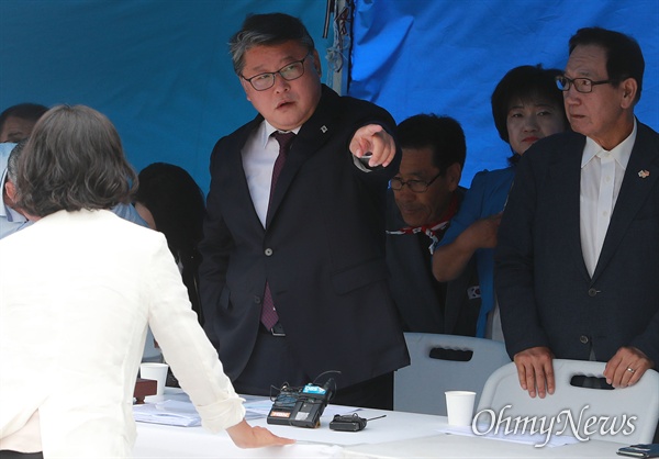 [오마이포토] 이스라엘기 든 당원 교체 지시하는 조원진 대표 