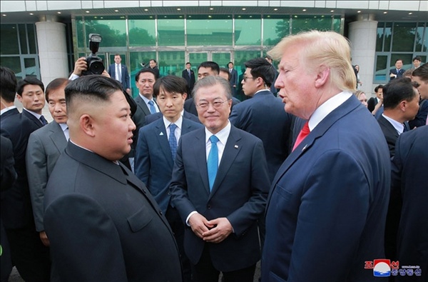 판문점 남측 자유의집 앞에서 대화하고 있는 문재인 대통령과 김정은 국무위원장, 트럼프 대통령의 모습. (자료사진)