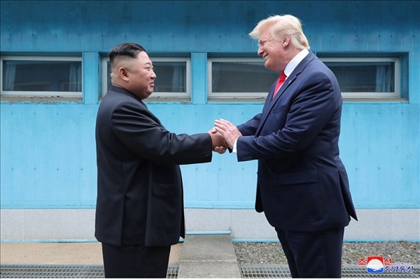 김정은 북한 국무위원장과 도널드 트럼프 미국 대통령이 6월 30일 판문점에서 만났다고 조선중앙통신이 1일 보도했다. 사진은 중앙통신이 홈페이지에 공개한 것으로, 군사분계선(MDL)을 사이에 두고 북미 정상이 손을 맞잡은 모습. 