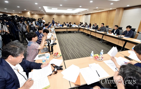 박남춘 인천시장이 7월 1일 시청 공감회의실에서 '수돗물 정상화 및 취임 1주년 언론간담회'를 갖고 있다.