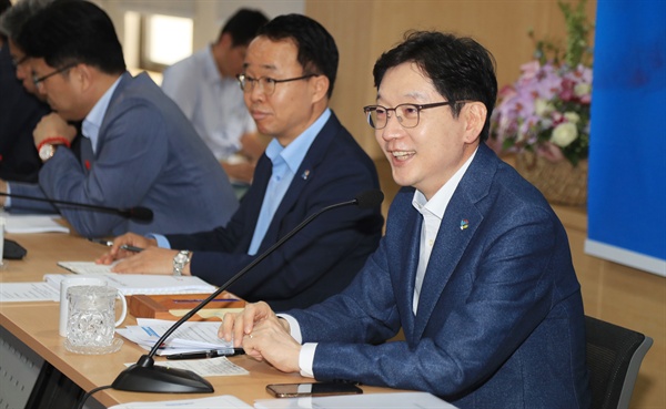 김경수 경남지사는 1일 월간전략회의를 주재했다.