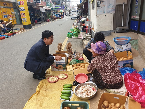 1일 오전 취임 1주년을 맞은 맹정호 서산시장이 동부시장을 찾아 상인들과 소통하고 있다. 이같은 맹 시장의 소통에 대해 정의당 서산태안위원회는 1일 논평을 내고, '지난 1년은 부족함이 없었다'며 긍정적으로 평가했다 