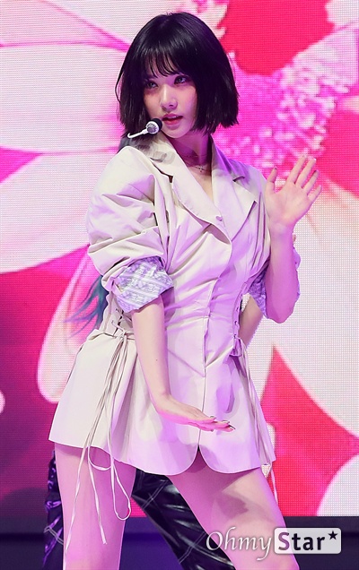 '여자친구' 은하, 지지않는 꽃처럼 걸그룹 여자친구의 은하가 1일 오후 서울 광장동의 한 공연장에서 열린 일곱 번째 미니앨범 < 피버 시즌(FEVER SEASON) > 발매 기념 쇼케이스에서 < FLOWER(플라워) >를 선보이고 있다.